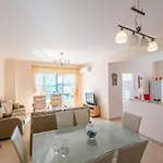 Stunning Two Bedrooms Steps From The Appartement Sarandë