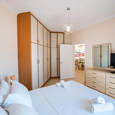 Stunning Two Bedrooms Steps From The Appartement *