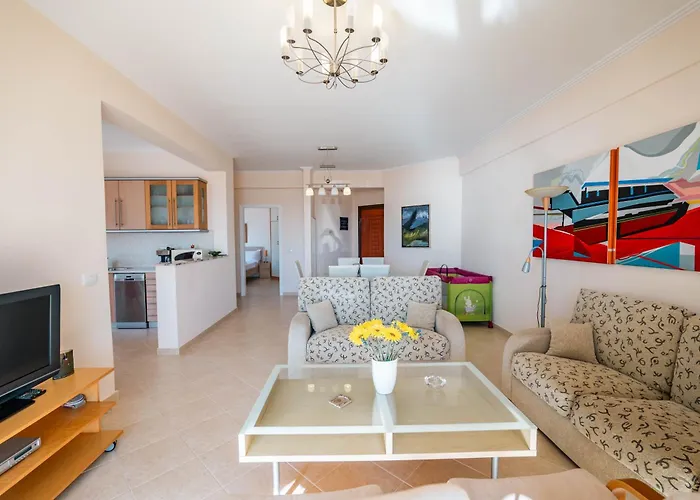 Stunning Two Bedrooms Steps From The Appartement Saranda