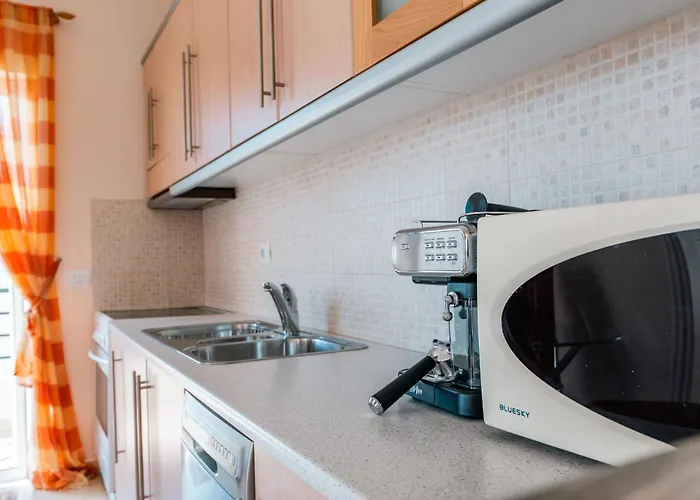 Stunning Two Bedrooms Steps From The 公寓 *