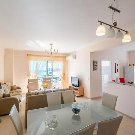 Stunning Two Bedrooms Steps From The Apartment Sarandë