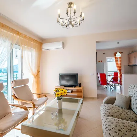 Stunning Two Bedrooms Steps From The Apartment Sarandë