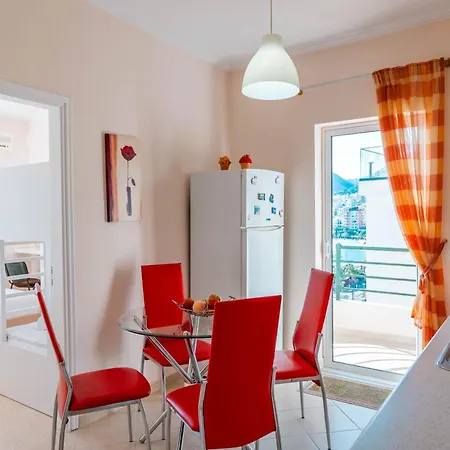 Stunning Two Bedrooms Steps From The Apartament *