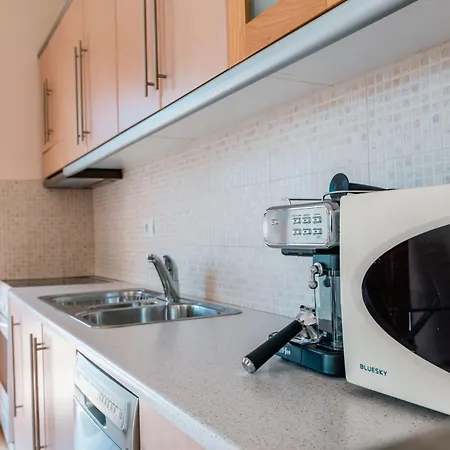 Stunning Two Bedrooms Steps From The Apartament *