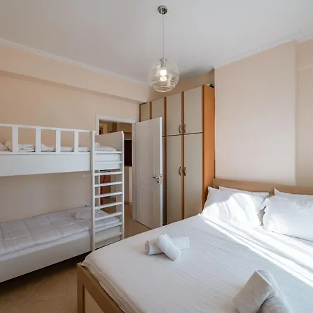 Stunning Two Bedrooms Steps From The Apartament *