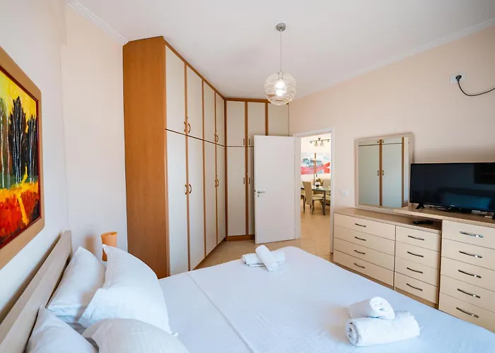 Stunning Two Bedrooms Steps From The Appartamento *